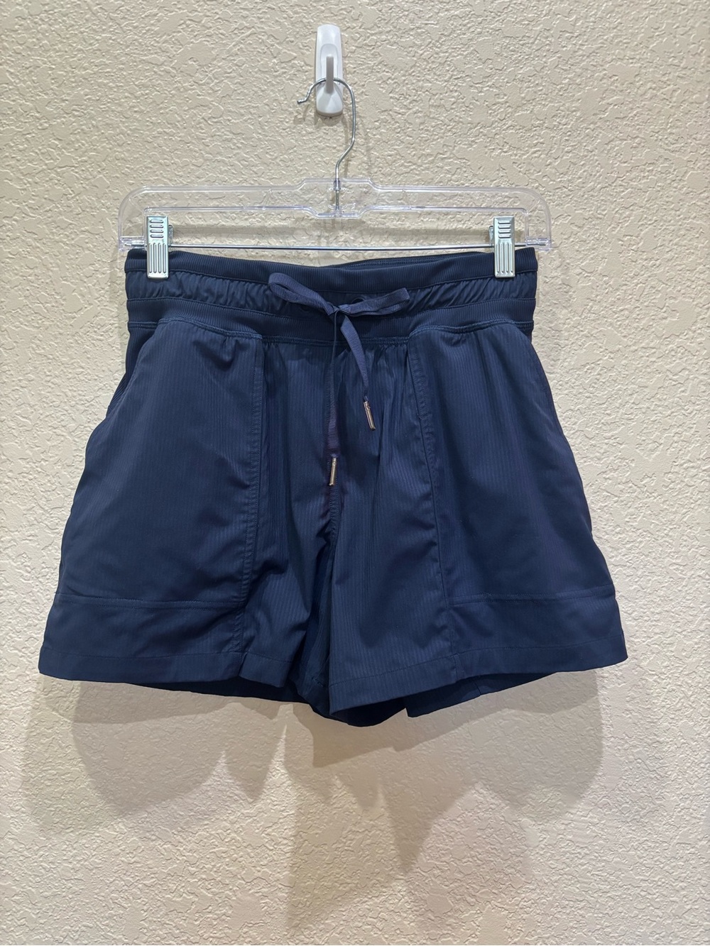 Lululemon Dance Studio High-Rise Short 3.5"
True Navy Sz 4 Activewear Athleisure
